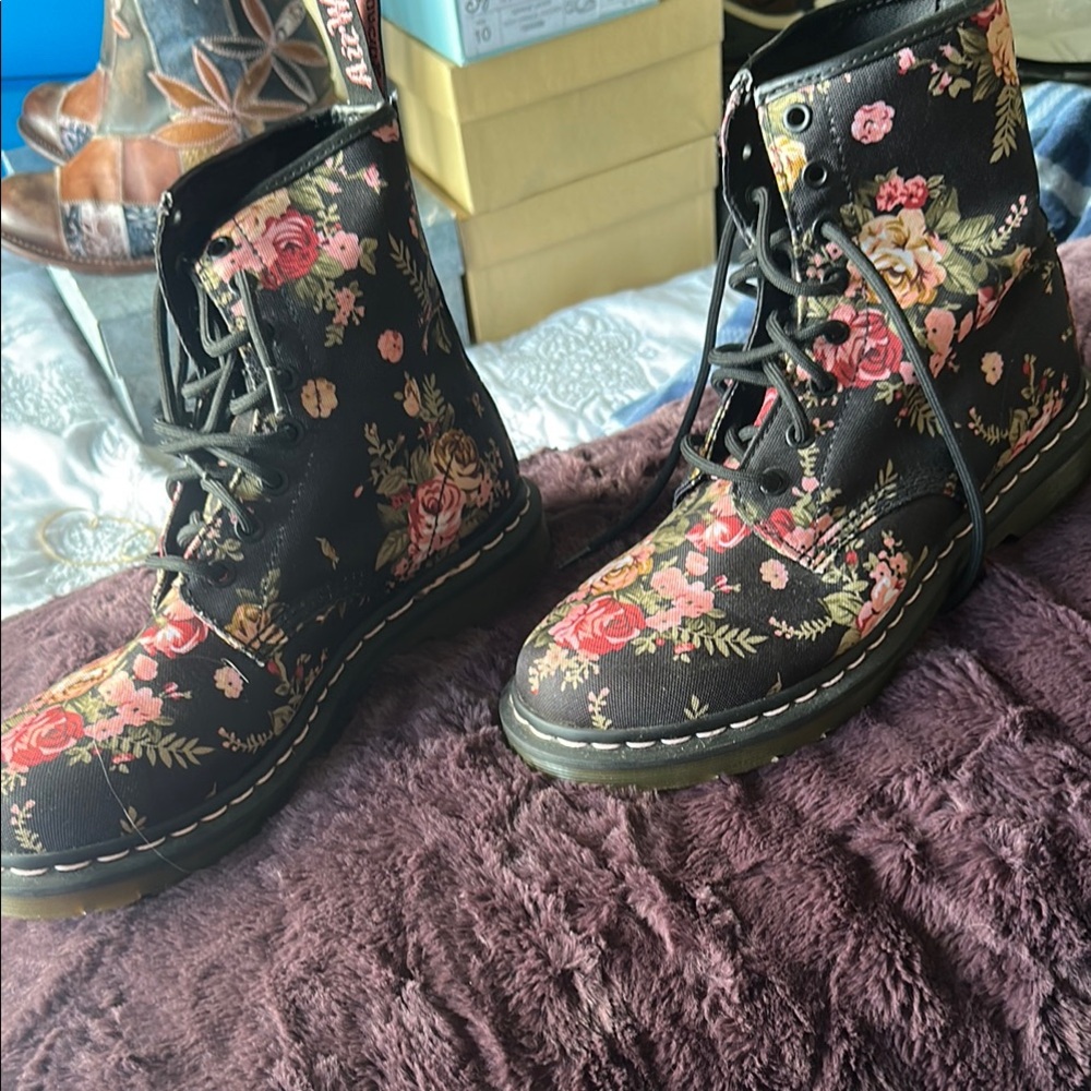 Doc martins new floral canvas air wait black 41/9 new w/out box Lace-Up Boots